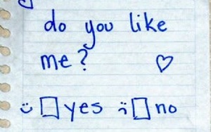 Mảnh giấy bí mật của Ronaldo trong trận BĐN - Hungary viết gì?